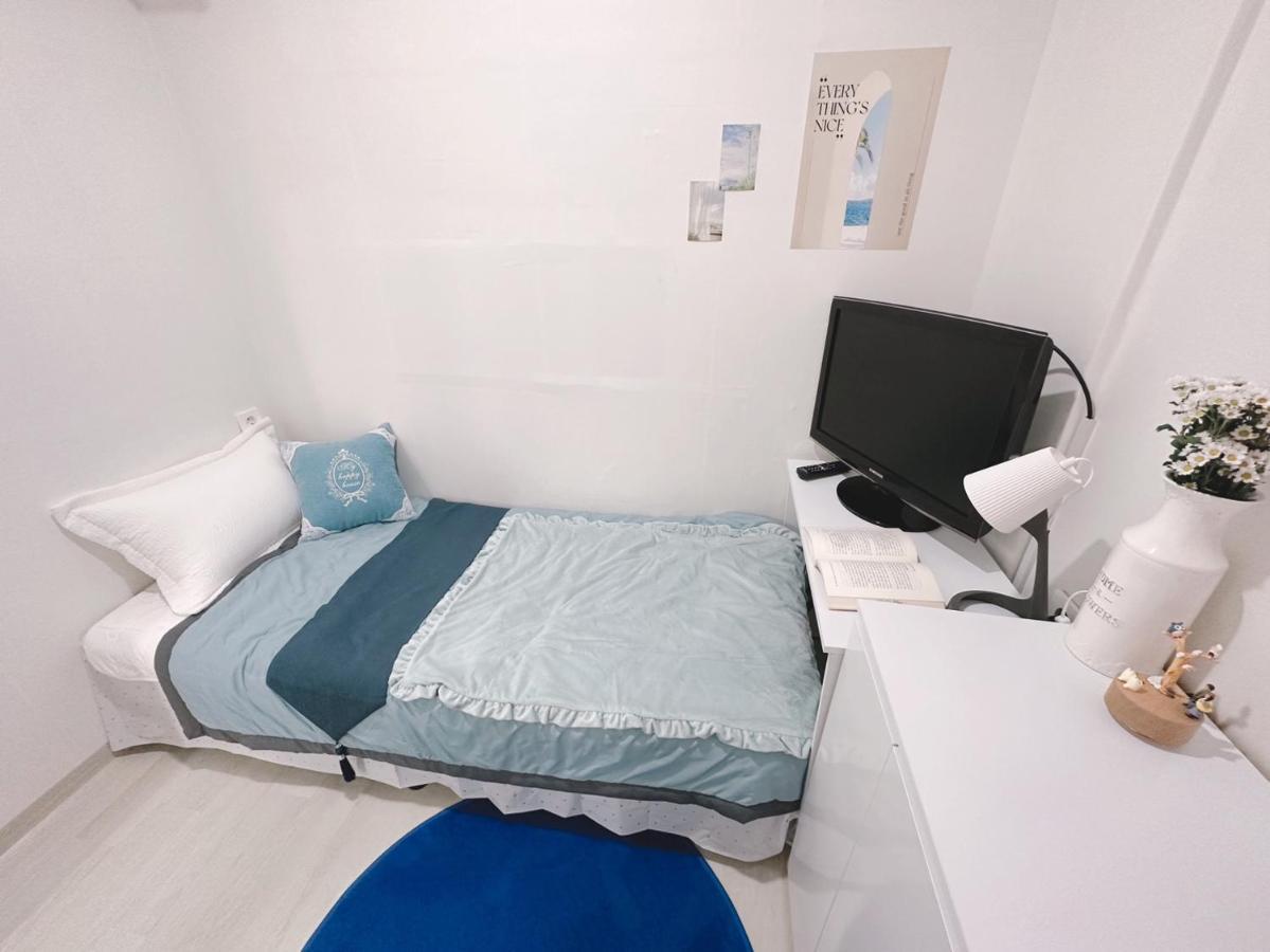 The Bay Cube House Female Only Hotell Guri Exteriör bild