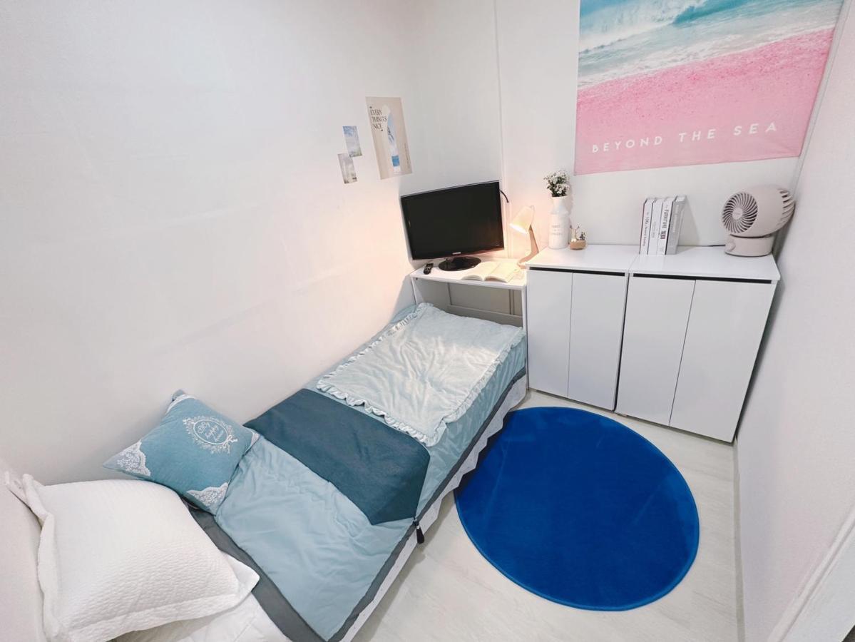 The Bay Cube House Female Only Hotell Guri Exteriör bild