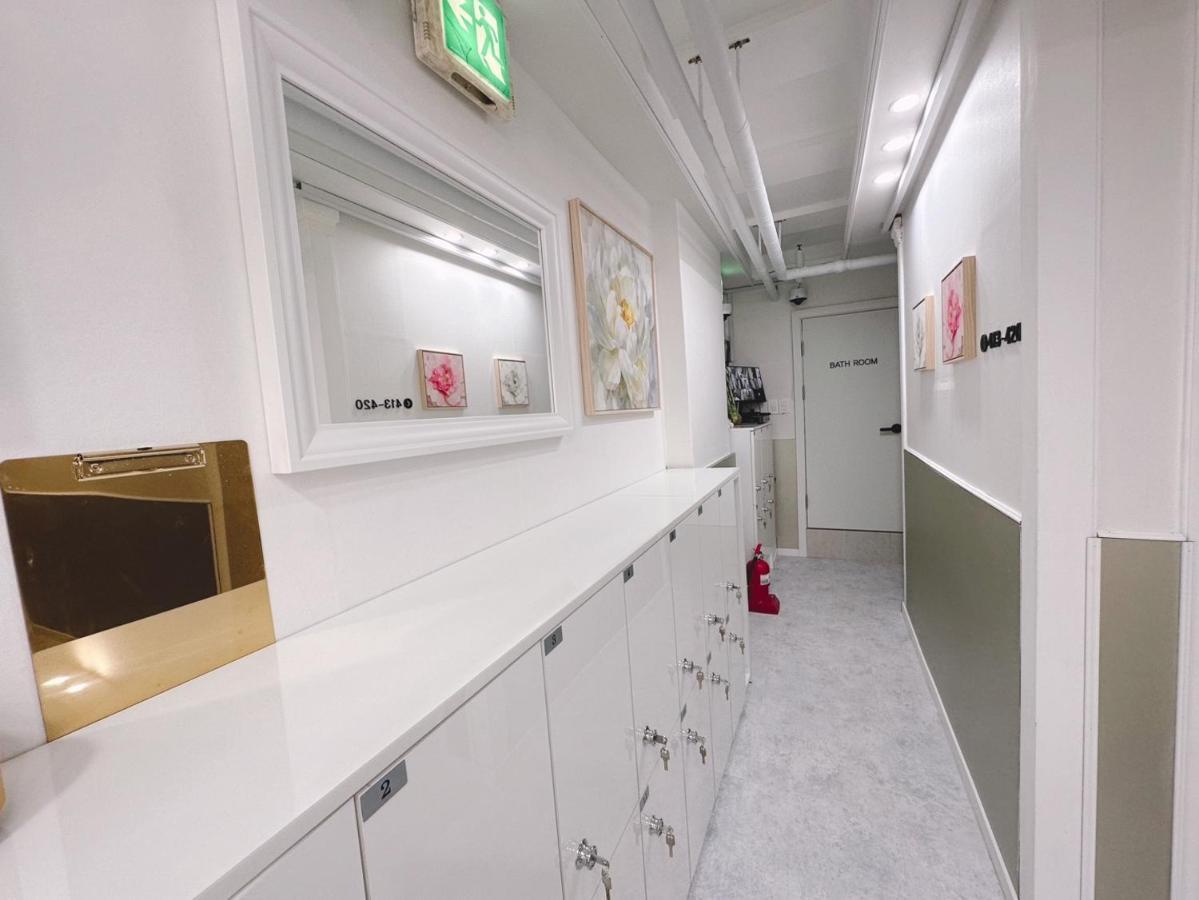 The Bay Cube House Female Only Hotell Guri Exteriör bild