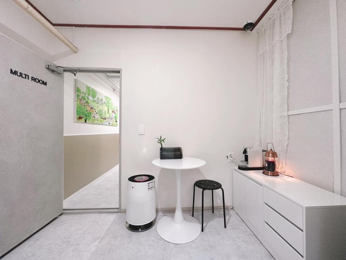The Bay Cube House Female Only Hotell Guri Exteriör bild