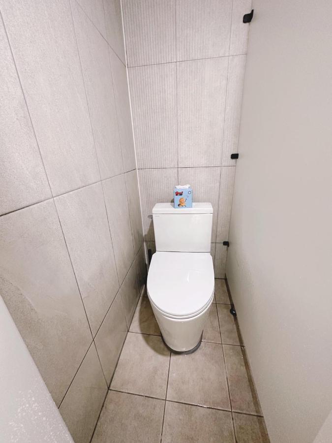 The Bay Cube House Female Only Hotell Guri Exteriör bild