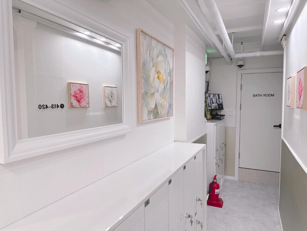 The Bay Cube House Female Only Hotell Guri Exteriör bild